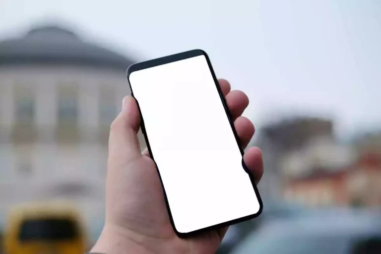 Como limpar a entrada do carregador do celular