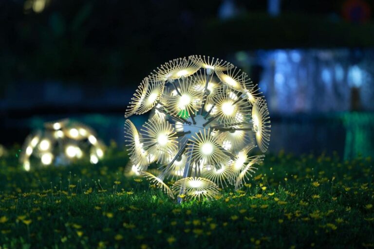Orbe luminoso em meio às flores, criando uma cena de jardim encantada e iluminada à noite